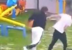 Parkta akran zorbalığı kamerada; 2 gözaltı