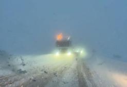Yüksekova'da kar ve tipi; araçlar yolda kaldı