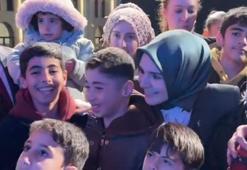 Bakan Göktaş, çocuklarla birlikte ilahiye eşlik etti