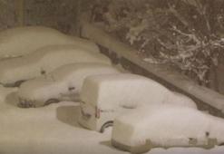 Erzurum'da kar yağışı etkili oldu; araçlar kara gömüldü