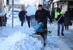 Van'da kardan 390 yerleşim yerinin yolu kapandı, okullar tatil edildi