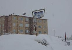 Bitlis'te kar kalınlığı 70 santimetreyi buldu; 304 köy ve mezra yolu kapandı