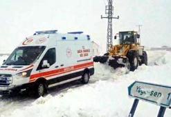 Kars'ta seferber olan ekipler, yolu kapanan köylerdeki vakalara koştu