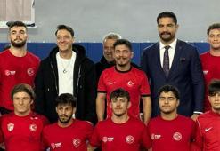 Mesut Özil’den güreş milli takım kampına ziyaret