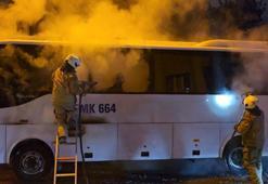 Kadıköy'de park halindeki midibüste çıkan yangın söndürüldü