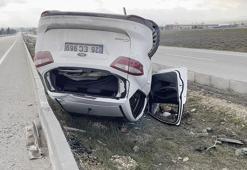 Refüje çarpan otomobil, takla attı; 5 yaralı