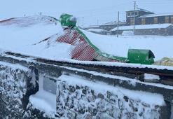 Çatısında kar biriken 2 ahır çöktü; 4 büyükbaş hayvan öldü
