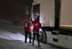 Kar nedeniyle yolda kalanlara Kızılay ve AFAD kumanya dağıttı