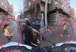 Çocuğun, motosikletin altında kalmaktan son anda kurtulduğu anlar kamerada