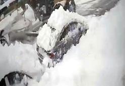 İş makinesinin yol temizliği sırasında kara gömülen otomobile çarptığı kaza kamerada