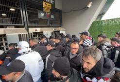 Serdal Adalı, Kocaeli deplasmanında taraftarlarla tribüne girdi