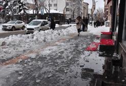 Başına buz sarkıtı düşen 9 yaşındaki kız yaralandı