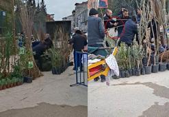 Seyyar satıcılar, kendilerini uyaran zabıtalara bıçakla saldırdı