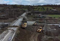 Çomu çayı köprüsü ulaşıma kapatıldı, ekiplerin geçici köprü için yoğun mesaisi dronla görüntülendi