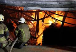 İzmir'de mobilya atölyesinde çıkan yangın, depoya ve iş yerlerine sıçradı; kontrol altına alındı