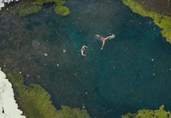 Erzincan’da eksi 5 derecede mineralli gölde yüzdüler