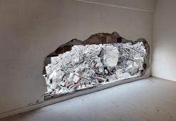 Yıkım sırasında bitişik binadaki dairenin yatak odasının duvarı yıkıldı