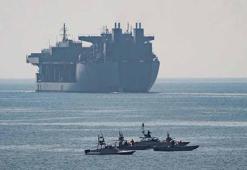 İran, Hürmüz Boğazı'nda bir petrol tankerini vurdu