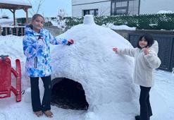 Yağışı eğlenceye dönüştüren çocuklar, kardan ev yaptı