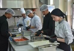 Okulun kazanı iftarda tarım işçileri için kaynadı