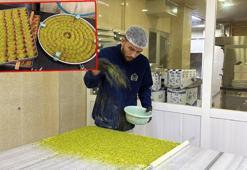 Tatlıcılarda ramazan mesaisi; iftar sofralarına baklava yetiştirmek için 12 saat çalışıyorlar