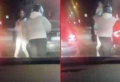 Trafikte kendisini uyaran motosiklet sürücüsüne tekme tokat saldırdı