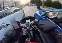 Motosikletiyle 2 aracın arasından geçmeye çalışan kurye kaza yaptı