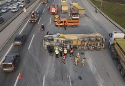 Eyüpsultan TEM Otoyolu'nda hafriyat kamyonu devrildi; yoğun trafik oluştu