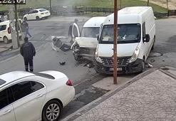 Minibüs ile hafif ticari aracın çarpıştığı kaza kamerada; 4 yaralı