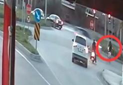 Kırmızı ışık ihlali yapan motosikletli, otomobille çarpıştı; kaza anı kamerada