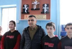 Okulda para toplayıp, 3 bakkalın veresiye defterini satın aldılar