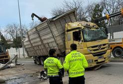 Kamyonun park halindeki araçların üzerine devrildiği kaza kamerada