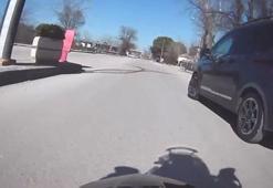 Motosiklet ile hafif ticari aracın çarpıştığı kaza kamerada; 2 yaralı
