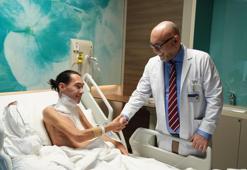 Kazakistanlı Abdrakhmanov’un boynundaki tümör Türkiye’de çıkarıldı