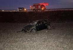 Bariyerleri aşıp tarlaya uçan otomobilin sürücüsü öldü