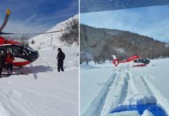 Yolu kardan kapanan köydeki hasta, ambulans helikopterle hastaneye kaldırıldı