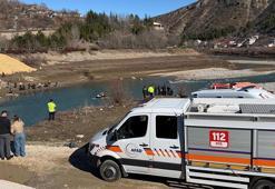 Hafif ticari araç, köprüden baraj gölüne düştü; sürücü kurtarıldı