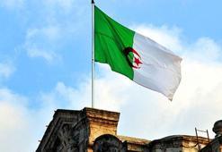 Cezayir'de askeri nakliye uçağı düştü: 2 ölü