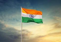 Hindistan'da savaş uçağı düştü