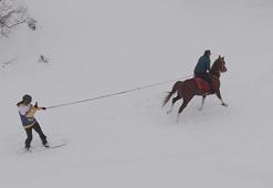 Karlı arazide önce safari, ardından atlarla snowboard keyfi
