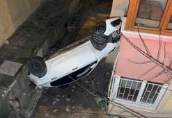 Avcılar’da otomobil 8 metre yüksekten bina boşluğuna düştü