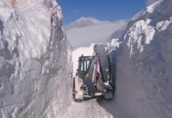 Van'ın İran sınır hattındaki askeri üs bölgelerinde 4 metre karla mücadele