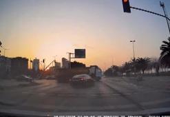 Kartal’da kırmızı ışıkta geçen otomobil TIR’a çarpıp durağa daldı