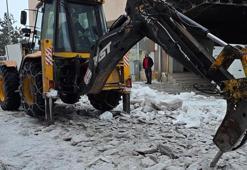 Yollardaki 20 santimlik buz tabakasını iş makinesinin hidrolik kırıcısıyla kırdılar