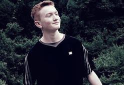 Minibüs, trafik levhası direğine çarptı; sürücü öldü, babası yaralandı