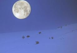 Karlı dağlar ile dolunay aynı karede güzel görüntüler oluşturdu