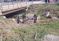 Kütahya’da çarpışan otomobillerden biri dereye uçtu; 3 yaralı