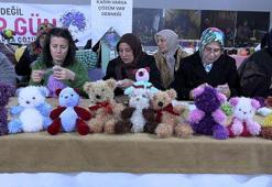 İlmek ilmek sevgi; kadınlar örüyor, çocuklar gülüyor