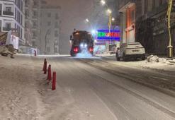 Van'da 143 yerleşim yerinin yolu kardan kapandı