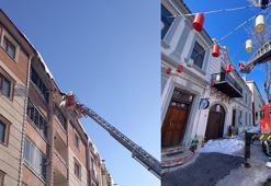 Kars’ta çatılardaki buz sarkıtları kırılıyor